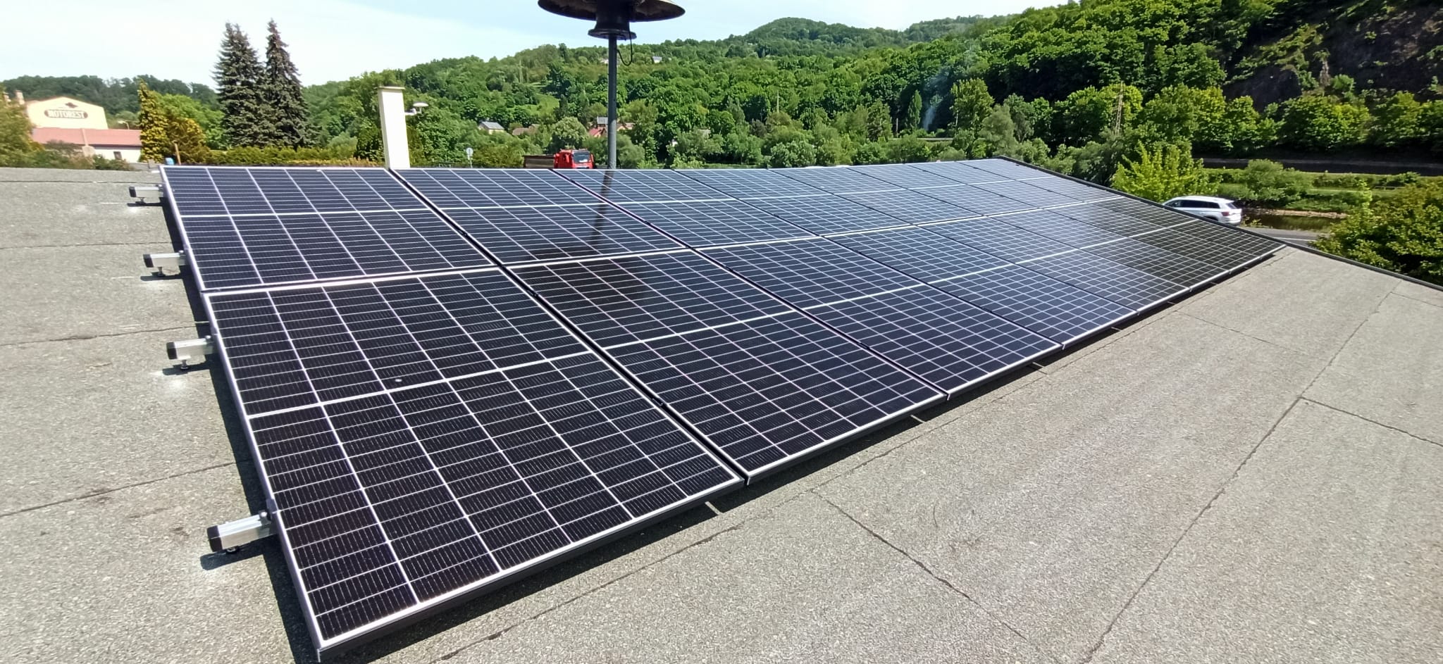 Fotovoltaické panely na střeše domu ve Středočeském kraji