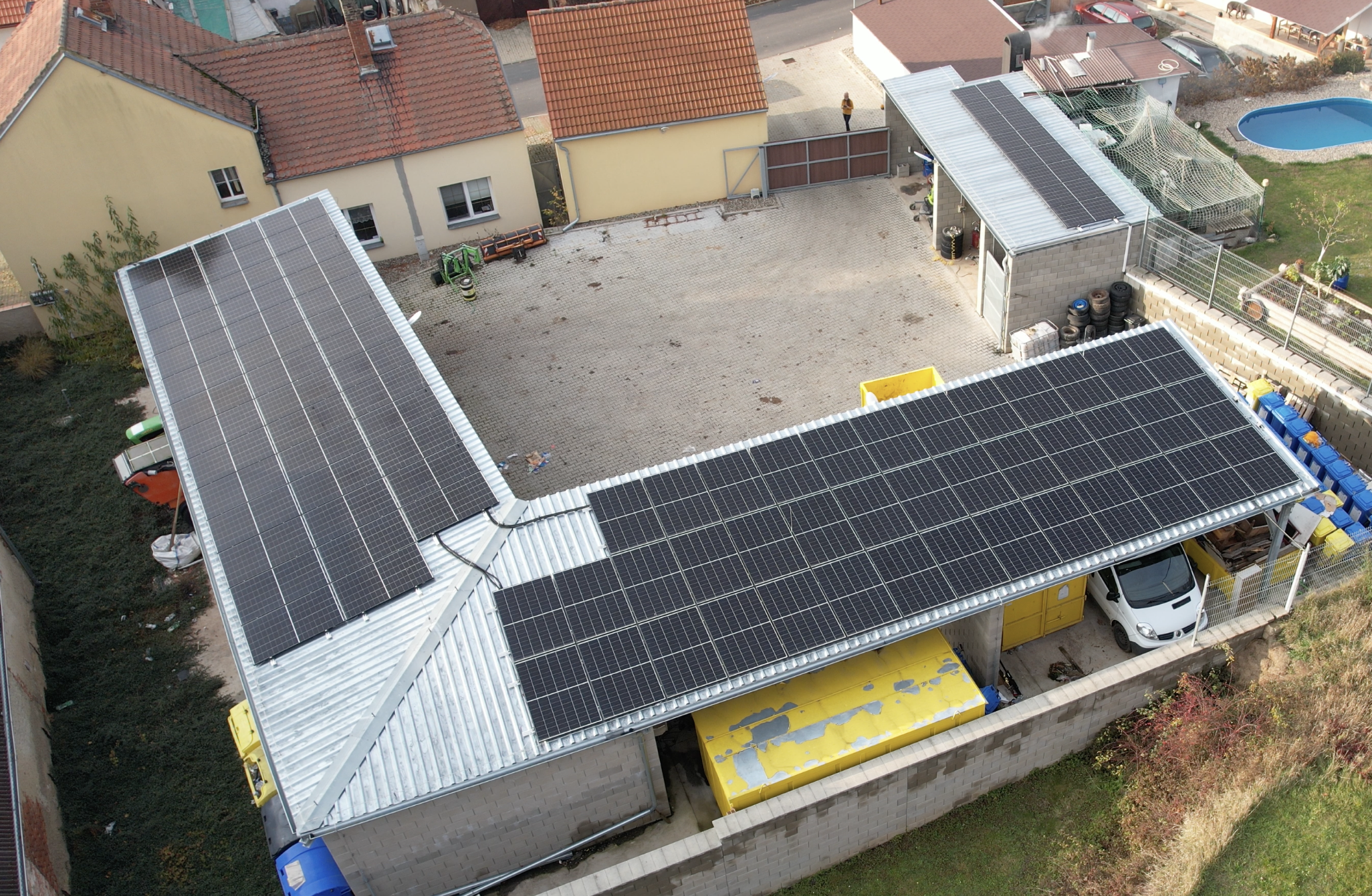 Fotovoltaické panely na střeše domu ve Středočeském kraji