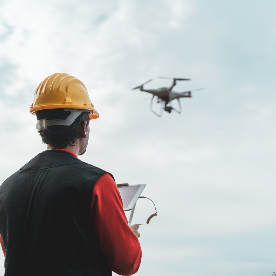 Fotovoltaické panely na střeše domu ve Středočeském kraji